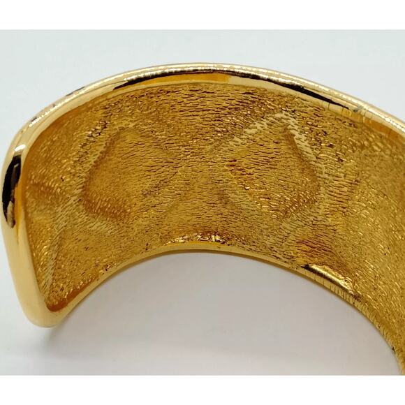Chanel 'quilted' gilt metal cuff, circa  -1990 - Picture 6 of 8